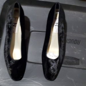Ladies velour pumps